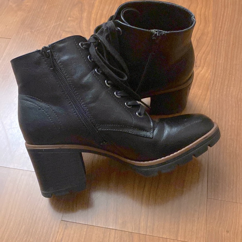 Womens Boots size 8. Like new condition. No scratches or scuffs. Real Leather